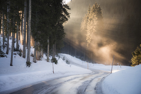 Österreich, Salzkammergut, Abendlicht auf der Postalmstraße, lizenzfreies Stockfoto