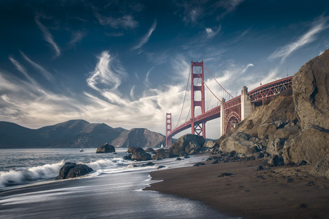 USA, Kalifornien, San Francisco, Strand und Golden Gate Bridge, lizenzfreies Stockfoto