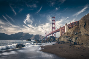 USA, Kalifornien, San Francisco, Strand und Golden Gate Bridge - STCF00290