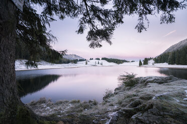Austria, Sankt Koloman, Seewaldsee in winter - STCF00291