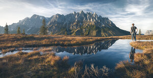 Österreich, Hochkönig, Mandlwand und Mann am Moorteich stehend - STCF00294