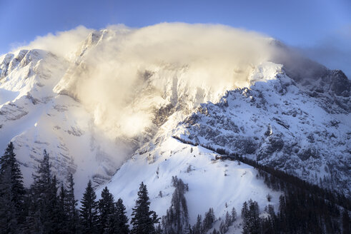 Deutschland, Bayern, Berchtesgaden, Purtschellerhaus auf Hoher Goell bei Sonnenaufgang - STCF00297