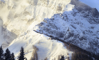 Deutschland, Bayern, Berchtesgaden, Purtschellerhaus auf Hoher Goell bei Sonnenaufgang - STCF00299