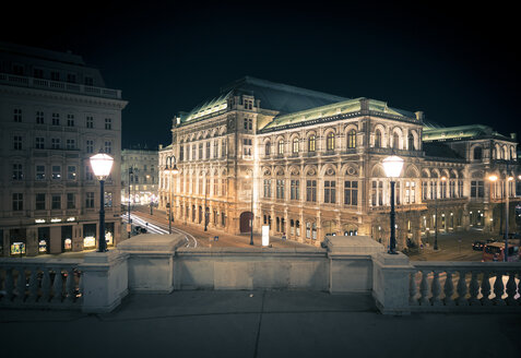 Österreich, Wien, Staatsoper bei Nacht - STCF00300