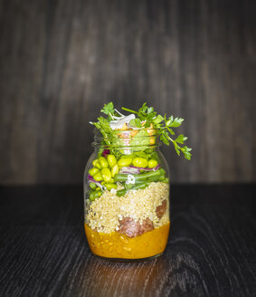 Einmachglas mit Quinoa-Salat mit Gemüse, Kokoschips und Fleischbällchen - KSWF01794