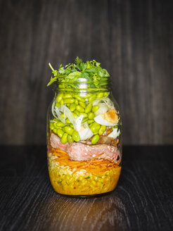 Salat im Glas mit Steak, gekochten Eiern, grünen Bohnen und Hartweizen - KSWF01796