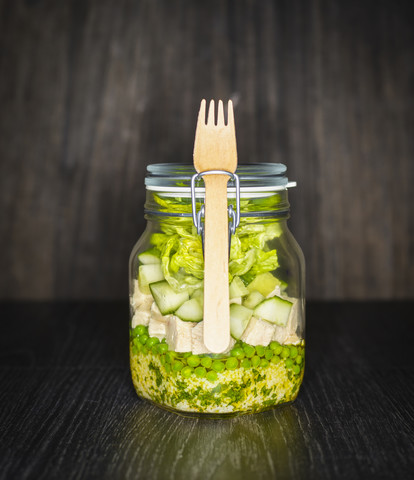 Einmachglas mit gemischtem Salat mit Couscous und Hühnerfleisch, lizenzfreies Stockfoto