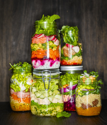 Einmachgläser für verschiedene Salate, lizenzfreies Stockfoto