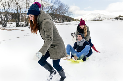 Drei Freunde haben Spaß im Schnee, lizenzfreies Stockfoto