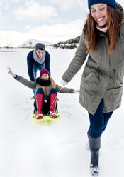 Drei Freunde haben Spaß im Schnee - MGOF03130