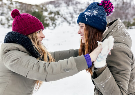 Zwei beste Freunde liefern sich einen Spielkampf im Schnee - MGOF03141