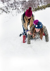 Zwei beste Freunde haben Spaß im Schnee - MGOF03142