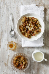 Schüssel Porridge mit Rhabarberkompott, Honig und Nüssen - EVGF03156