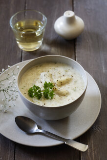 Weiße Spargelcremesuppe garniert mit Spargelstangen und Petersilie - EVGF03161