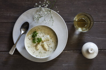 Weiße Spargelcremesuppe garniert mit Spargelstangen und Petersilie - EVGF03163