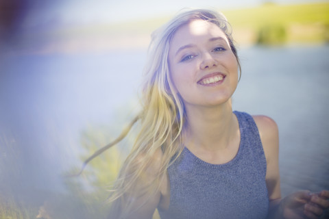 Porträt einer lächelnden jungen Frau im Freien, lizenzfreies Stockfoto