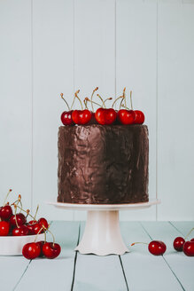 Kuchen mit Schokoladenglasur und Kirschen auf einem Tortenständer - RTBF00784