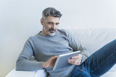 Mature man at home using tablet - TCF05339