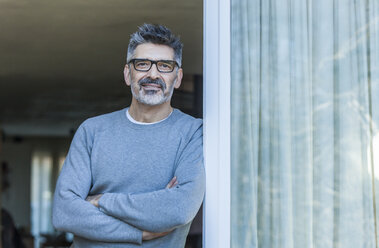 Portrait of smiling mature man wearing glasses - TCF05353