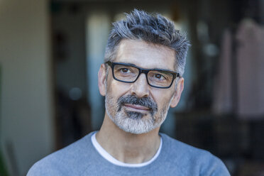 Portrait of mature man wearing glasses - TCF05354