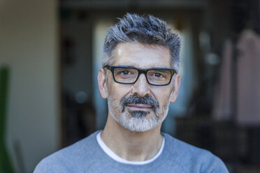 Portrait of mature man wearing glasses - TCF05355