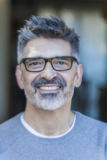 Porträt eines lächelnden reifen Mannes mit Brille - TCF05356