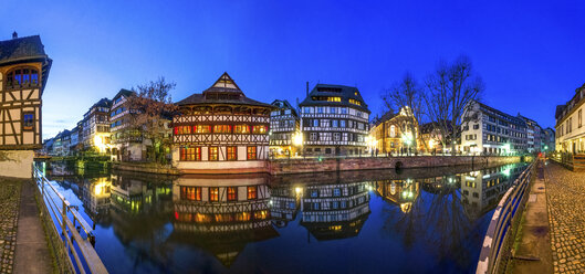 Frankreich, Straßburg, La Petite France, mit dem Fluss L'Ill und Fachwerkhäusern zur blauen Stunde - PUF00597