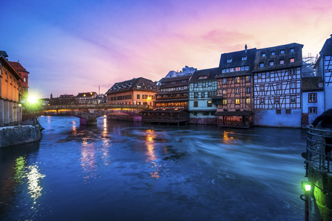 Frankreich, Straßburg, La Petite France, mit dem Fluss L'Ill und Fachwerkhäusern in der Abenddämmerung, lizenzfreies Stockfoto