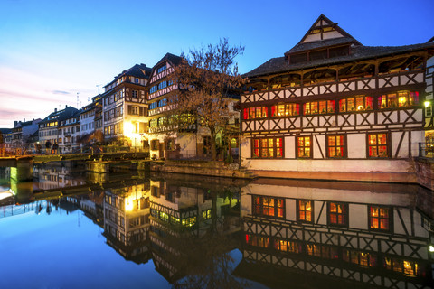 Frankreich, Straßburg, La Petite France, mit Fachwerkhäusern und dem Fluss L'Ill im Vordergrund zur blauen Stunde, lizenzfreies Stockfoto