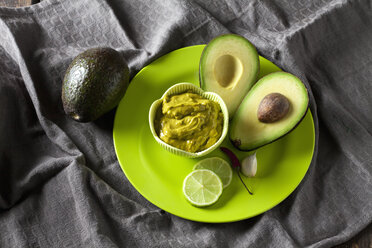 Bowl of Guacamole and ingredients on plate - CSF28194