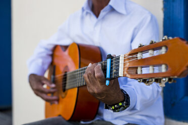 Kuba, Mann spielt Gitarre, Teilansicht - MAUF01021