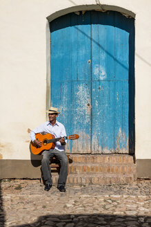 Kuba, Mann spielt Gitarre auf der Straße - MAUF01032