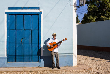 Kuba, Mann spielt Gitarre auf der Straße - MAUF01034