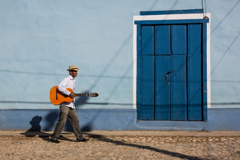 Kuba, Mann mit Gitarre auf der Straße, lizenzfreies Stockfoto