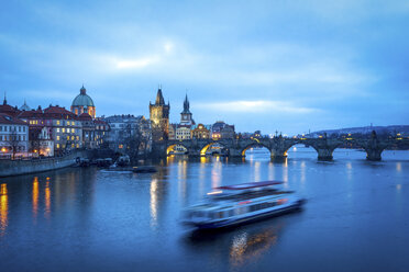 Tschechische Republik, Prag, Karlsbrücke zur blauen Stunde - PUF00600