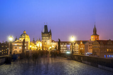 Tschechische Republik, Prag, Karlsbrücke zur blauen Stunde - PUF00603