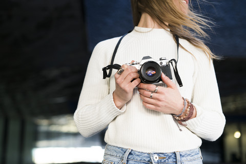 Junge Frau mit Kamera, Teilansicht, lizenzfreies Stockfoto