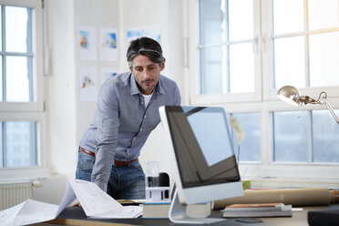 Mann in einem modernen Büro - FKF02199