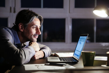 Mann arbeitet lange im Büro - FKF02230