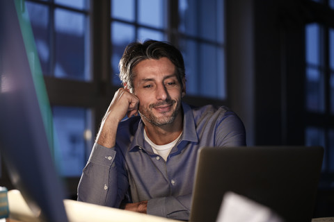 Mann arbeitet lange im Büro, lizenzfreies Stockfoto