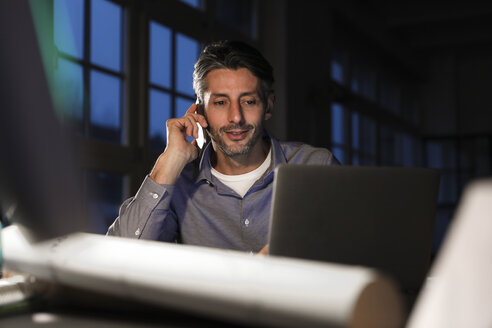 Mann arbeitet lange im Büro - FKF02232