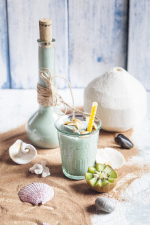 Blauer Smoothie mit Kokosmilch, Banane, Kiwi, Spirulina, Kokosraspeln im Kaffee - SBDF03162