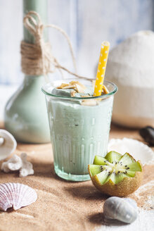 Blauer Smoothie mit Kokosmilch, Banane, Kiwi, Spirulina, Kokosraspeln im Kaffee - SBDF03163