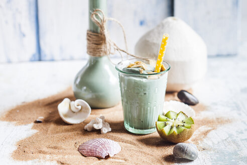 Blauer Smoothie mit Kokosmilch, Banane, Kiwi, Spirulina, Kokosraspeln im Kaffee - SBDF03164