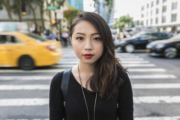 USA, New York City, Manhattan, Porträt einer ernst dreinblickenden jungen Frau - GIOF02488