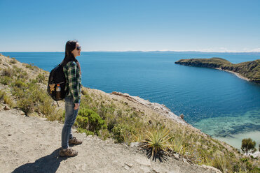 Bolivien, Titicacasee, Isla del sol, Frau mit Rucksack genießt die Aussicht - GEMF01546