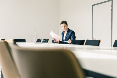 Geschäftsfrau bei der Arbeit im Konferenzraum - UUF10251