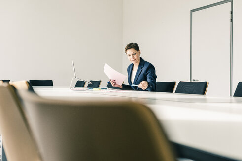 Geschäftsfrau bei der Arbeit im Konferenzraum - UUF10251