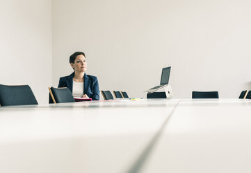 Geschäftsfrau bei der Arbeit im Konferenzraum - UUF10252