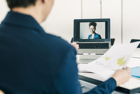 Geschäftsfrau mit einer Videokonferenz im Büro - UUF10253